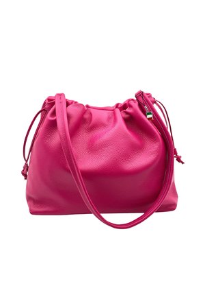 Leuchtend pinke Lederschultertasche mit Kordelzugverschluss und einem kleinen Anhänger in Form einer grün-weiß-roten Flagge am Riemen.