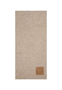 Sciarpa in misto lana beige con una texture morbida e un motivo sottile; presenta un'etichetta in pelle marrone a forma di quadrato in un angolo.