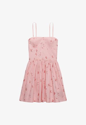 Lyserød blomsterkjole med tynde stropper, en tætsiddende overdel og et udvidet skørt med polkaprikmønster og små blomsterdetaljer.