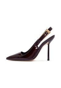 Zapato de tacón alto tipo slingback en cuero charol burdeos oscuro, puntera afilada, con lados abiertos, que presenta un detalle de hebilla en tono dorado en la correa.