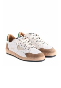 Sneaker bianche in pelle con dettagli in suede marrone, punta perforata, tallone verde e lacci decorati; interno imbottito color sabbia e suola nera.
