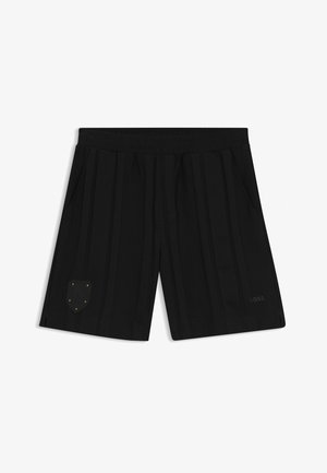 Schwarze knielange Shorts mit Seitentaschen, vertikalen Streifen, einem elastischen Bund und einem kleinen Emblem am linken Bein.