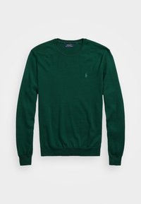 Pull en maille verte en tissu doux, avec un col rond, des manches longues, des poignets et un ourlet côtelés, avec un petit logo sur la poitrine.