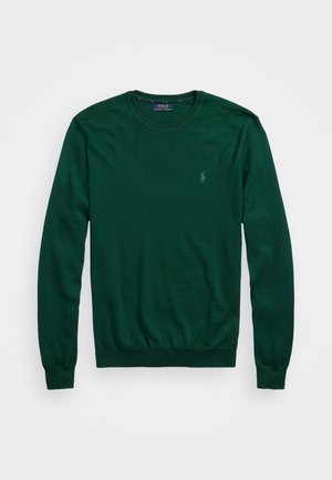 Grüner Strickpullover aus weichem Stoff, mit Rundhalsausschnitt, langen Ärmeln, gerippten Bündchen und Saum sowie einem kleinen Logo auf der Brust.