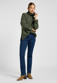 Lee Trui - olive gray