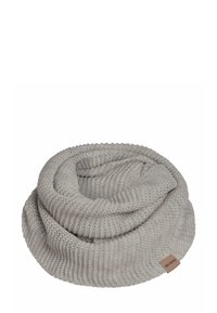 Lichtgrijze gebreide infinity-sjaal met een textuurpatroon, voorzien van een zacht, chunky ontwerp en een klein, leren label met merknaam.