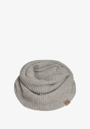 Lichtgrijze gebreide infinity-sjaal met een textuurpatroon, voorzien van een zacht, chunky ontwerp en een klein, leren label met merknaam.