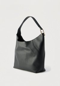 Sac à bandoulière en cuir noir avec une finition texturée, une forme incurvée, et un accent en métal couleur or sur la sangle.