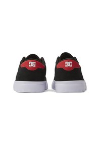 Schwarze Wildleder-Skate-Schuhe mit einem roten Akzent an der Ferse, ausgestattet mit weißen Gummisohlen und einem Logo-Detail auf der Rückseite.