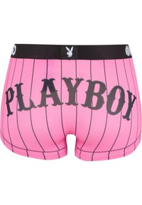 Pantaloncini boxer rosa con sottili righe verticali nere; presentano il testo audace "PLAYBOY" in nero sul retro e una cintura nera con logo.