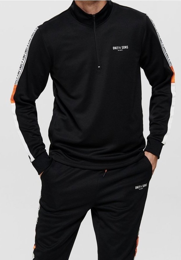 Homme portant un survêtement noir avec des rayures blanches et orange, col zippé, et logo « ONLY & SONS » sur la poitrine et le pantalon.