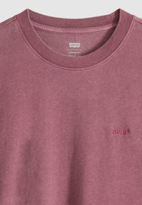 Μπορντό βαμβακερό t-shirt με στρογγυλή λαιμόκοψη, vintage εφαρμογή και μικρό κεντητ ό λογότυπο στο ίδιο χρώμα. Μαλακή υφή με casual σχεδιασμό.