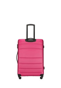 Valise rose avec des rainures horizontales, poignée rétractable noire et quatre roues pour la mobilité. Fabriquée en matériau rigide, solide et texturé.