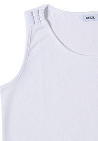 Haut blanc sans manches avec bretelles tressées sur l'épaule gauche et étiquette de marque "CECIL" à l'intérieur de l'encolure.