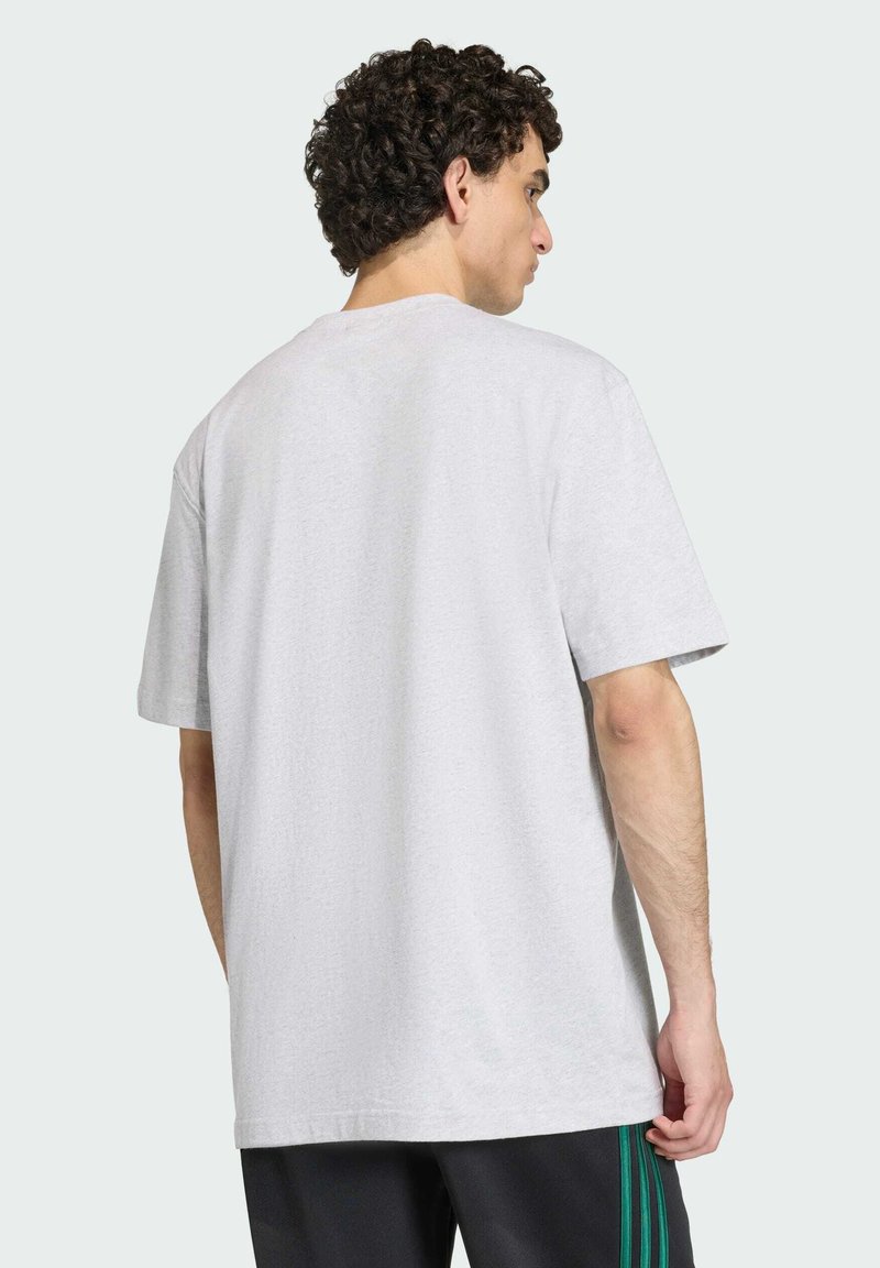 Camiseta de algodón gris con un ajuste relajado, mangas cortas y cuello redondo, mostrada desde atrás, con una textura suave.