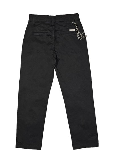 Pantaloni neri con design a gamba dritta, dotati di due tasche posteriori e un accento con catena sul lato destro. Realizzati in tessuto resistente.