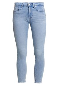 Vaaleansinisiä skinny-farkkuja, joissa on repsottava helma, valmistettu puuvillasekoitteisesta denimistä. Ominaisuuksiin kuuluu klassinen viiden taskun malli ja etupainike.