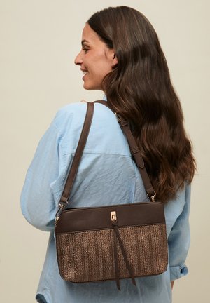 MISAKO BAG - Ülerinna-kott - brown
