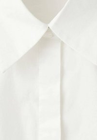 Weißer Baumwollhemdkragen mit glatter Textur, mit Knopfverschluss und klassischem, spitz zulaufendem Kragendesign.