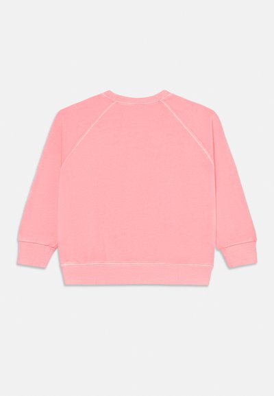 Weiche, rosa Langarm-Sweatshirt mit gerippten Bündchen und Saum, flach ausgelegt und die Rückseite auf einem schlichten weißen Hintergrund zeigend.