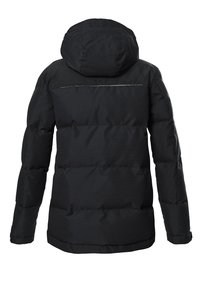 Sort puffjakke med hætte, der har en quiltet tekstur, vandret syninger og reflekterende detaljer på ryggen.