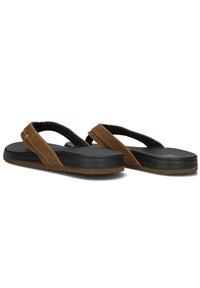 Bruine leren teenslippers met een gestructureerde zwarte rubberen zool, voorzien van een breed strapontwerp en minimalistische details op de bovenkant.
