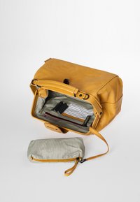 Aunts & Uncles MRS CUSTARD PIE - Handtas - satin brass