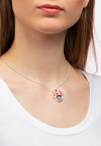 Collana d'argento con un ciondolo a forma di Topolino, con un fiocco rosso a pois e un dettagli glitterato al centro. La catena è delicata.
