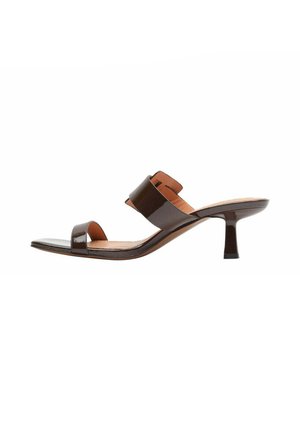 Mule in pelle verniciata marrone con due cinturini, punta quadrata e tacco basso a cono.