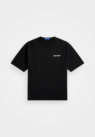 Zwarte katoenen T-shirt met een ronde halslijn en korte mouwen. Kenmerkt het 'POLO SPORT'-logo op de linker borst in het wit. Standaard pasvorm.