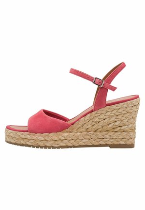 Sandales compensées en daim rose avec une semelle intermédiaire en jute tressé, bout ouvert et bride de cheville réglable. Le talon mesure environ 10 cm.