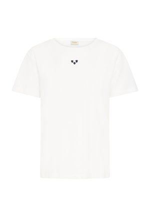 Valgest puuvillastasest t-särgist, millel on ümmargune kaelus ja lühikesed varrukad, on põsel kolm väikest tumesinist südame aplikaati.