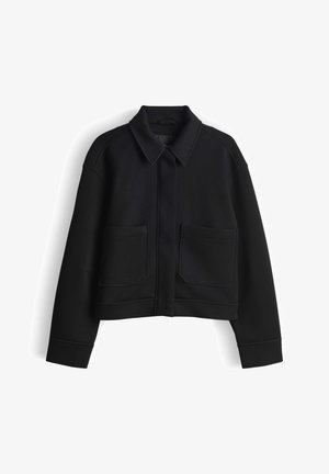 Schwarze, kurz geschnittene Jacke mit Kragen, zwei vorderen Taschen und einer glatten Textur sowie strukturierten Schultern. Minimalistisch gestaltet.
