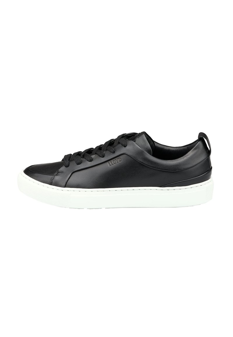 Sneaker in pelle nera con superficie liscia, punta rotonda, lacci neri e suola in gomma bianca. Branding discreto sul lato.
