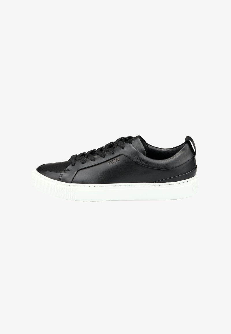 Sneaker in pelle nera con superficie liscia, punta rotonda, lacci neri e suola in gomma bianca. Branding discreto sul lato.