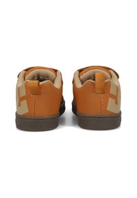 Hnedé a béžové tenisky s textúrovaným koženým povrchom, polstrovaným golierom a kontrastným logom na päte. Gumená podrážka pre lepšiu trakciu.