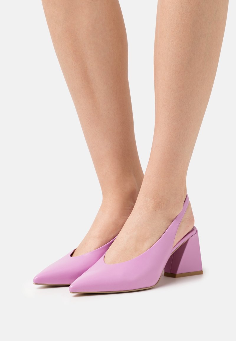 Lila slingbackklackar med spetsig tå, tillverkade av slätt material, med en kraftig klack och en öppen baksidesdesign.
