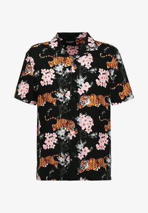 Camisa negra de manga corta con estampado de tigre y flores rosas, con un diseño de botones en el frente y fabricada en un tejido suave y texturizado.