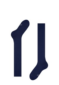 Tumesinised sokid pehmest kangast, millel on sile tekstuur ja struktureeritud disain. Iga sokk näitab suuruse märgistust: "L" ja "R."