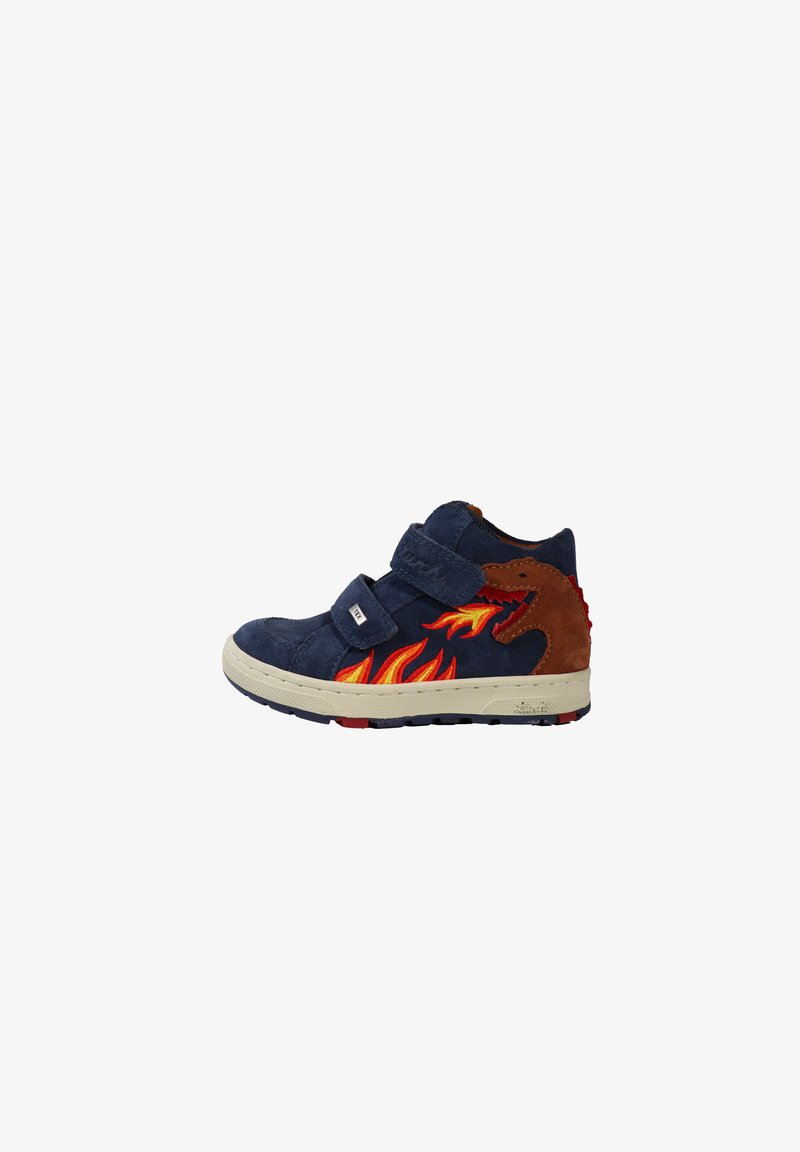 Blå semsket sneakers med et buet design, som har en brun dragesilhuett og rød flammebroderi. Borrelåser for sikker passform.