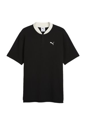 T-shirt noir à manches courtes Puma avec col rond blanc et logo Puma blanc sur la poitrine gauche sur fond blanc.