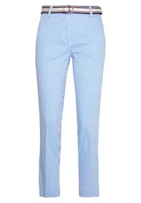 Blau-weiße gestreifte Hose mit taillierter Passform, die einen schmalen Bund und einen dekorativen Gürtel mit rot-weißen Streifen aufweist.