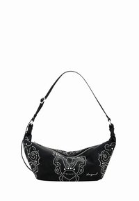 Čierna látková vaková kabelka so strieborným cvočkovým dizajnom, zakriveným tvarom, jedným nastaviteľným remienkom, horným zapínaním na zips a detailom loga na dne.