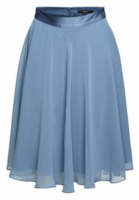 Vaaleansininen, polvimittainen hame, joka on valmistettu pehmeästä ja valuesta kankaasta, jossa on satiinivyötärö ja hienovaraiset horisontaaliset saumat lisätekstuuria varten.