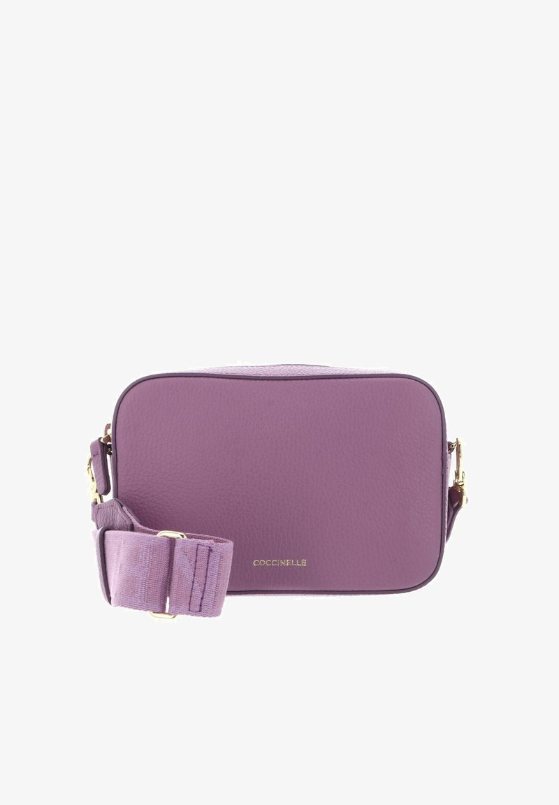 Sac bandoulière rectangulaire lavande en cuir texturé, avec sangle en tissu réglable et petit logo doré au centre avant.