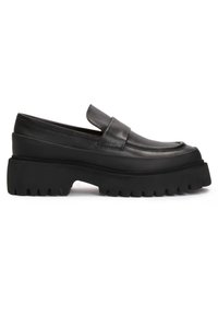Mocassins en cuir noir avec une semelle en caoutchouc épaisse et striée. Présentent un dessus lisse, un bout rond et une simple sangle sur le cou-de-pied.