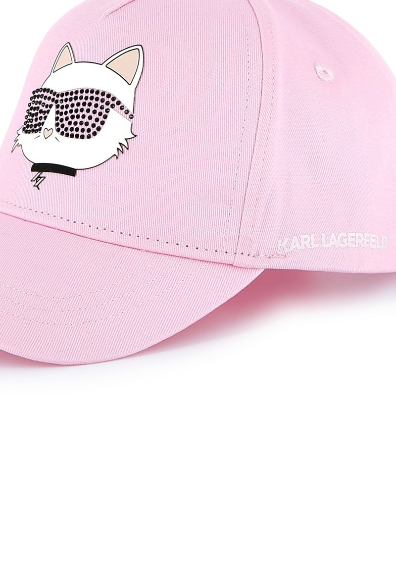 Gorra de béisbol rosa de tela con un diseño de un gato de dibujos animados que lleva gafas de sol con rhinestones y acentos negros, con la marca "KARL LAGERFELD."