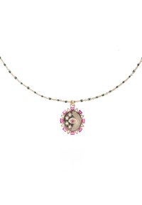 Collier en or avec un pendentif multicolore, arborant un design de rayons de soleil, des pierres précieuses roses et blanches, et des accents de perles vertes sur la chaîne.