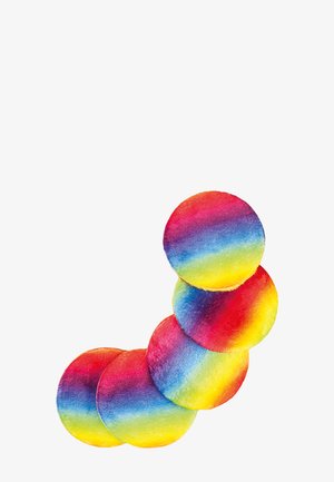 Fünf runde, regenbogenfarbene Scheiben, die in einer gebogenen Linie vor weißem Hintergrund angeordnet sind.