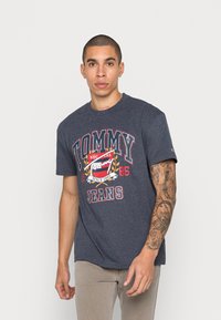 Tommy Jeans VINTAGE WASHED COLLEGE TEE UNISEX  - T-shirts med print - twilight navy